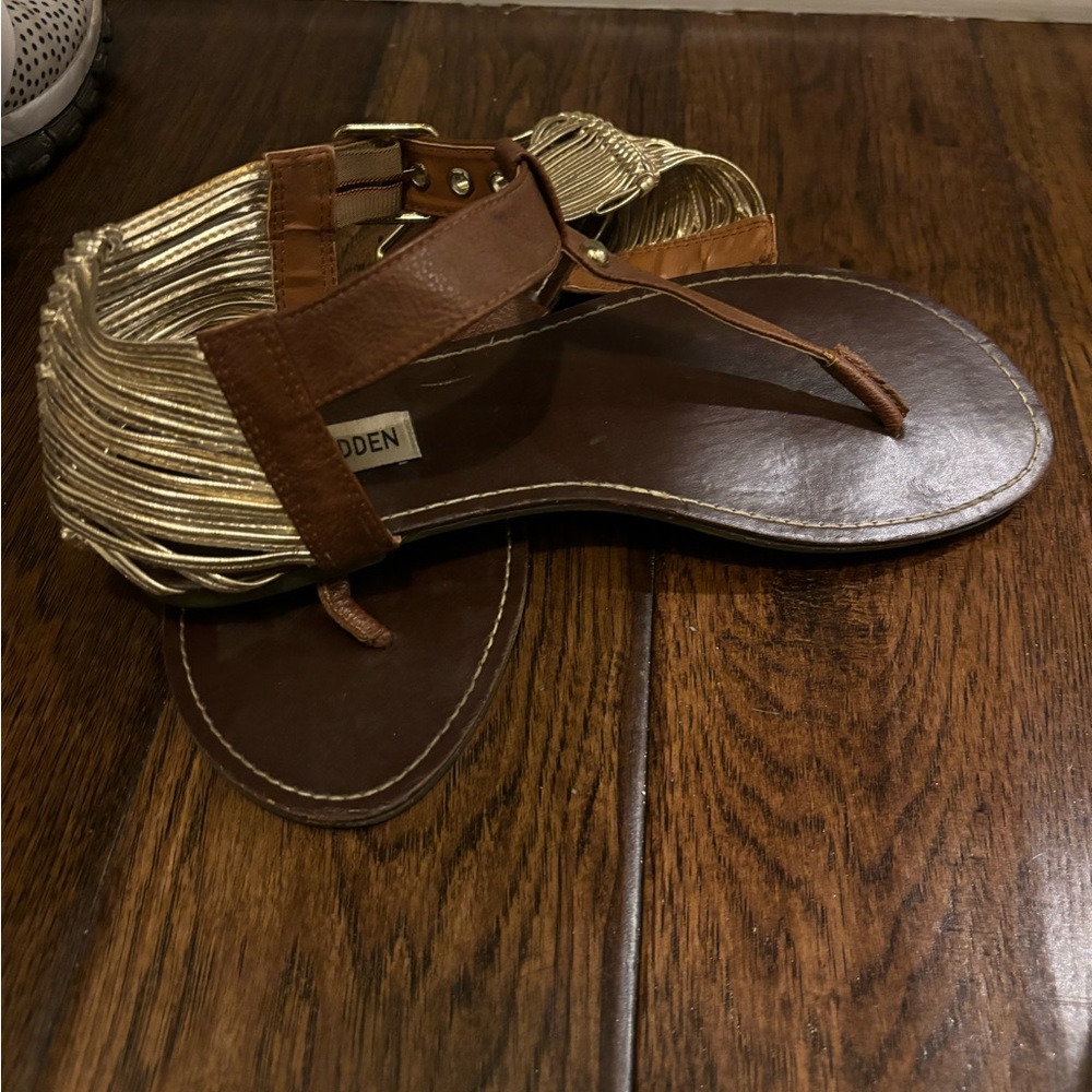 Steve Madden Brown and Gold T-Strap Sandal Size 9.5